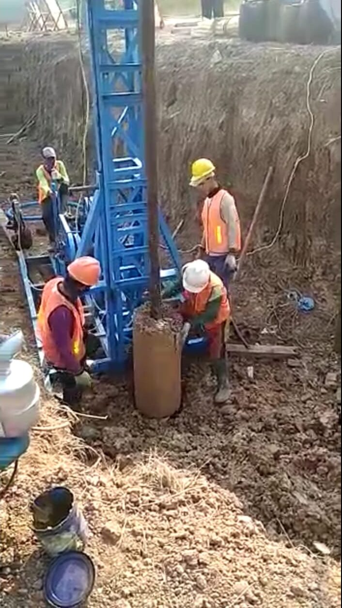 Pengerjaan pondasi jasa bore pile dengan alat mini crane Pengerjaan pondasi jasa bore pile dengan alat mini crane